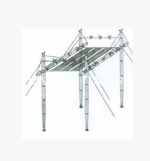 Torre de antena de la restauración de la emergencia que sube con la estructura de aluminio de la travesía